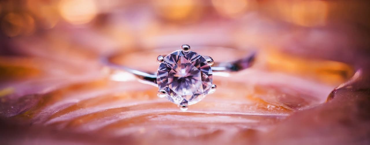 Comment se porte une bague de fiançailles ?