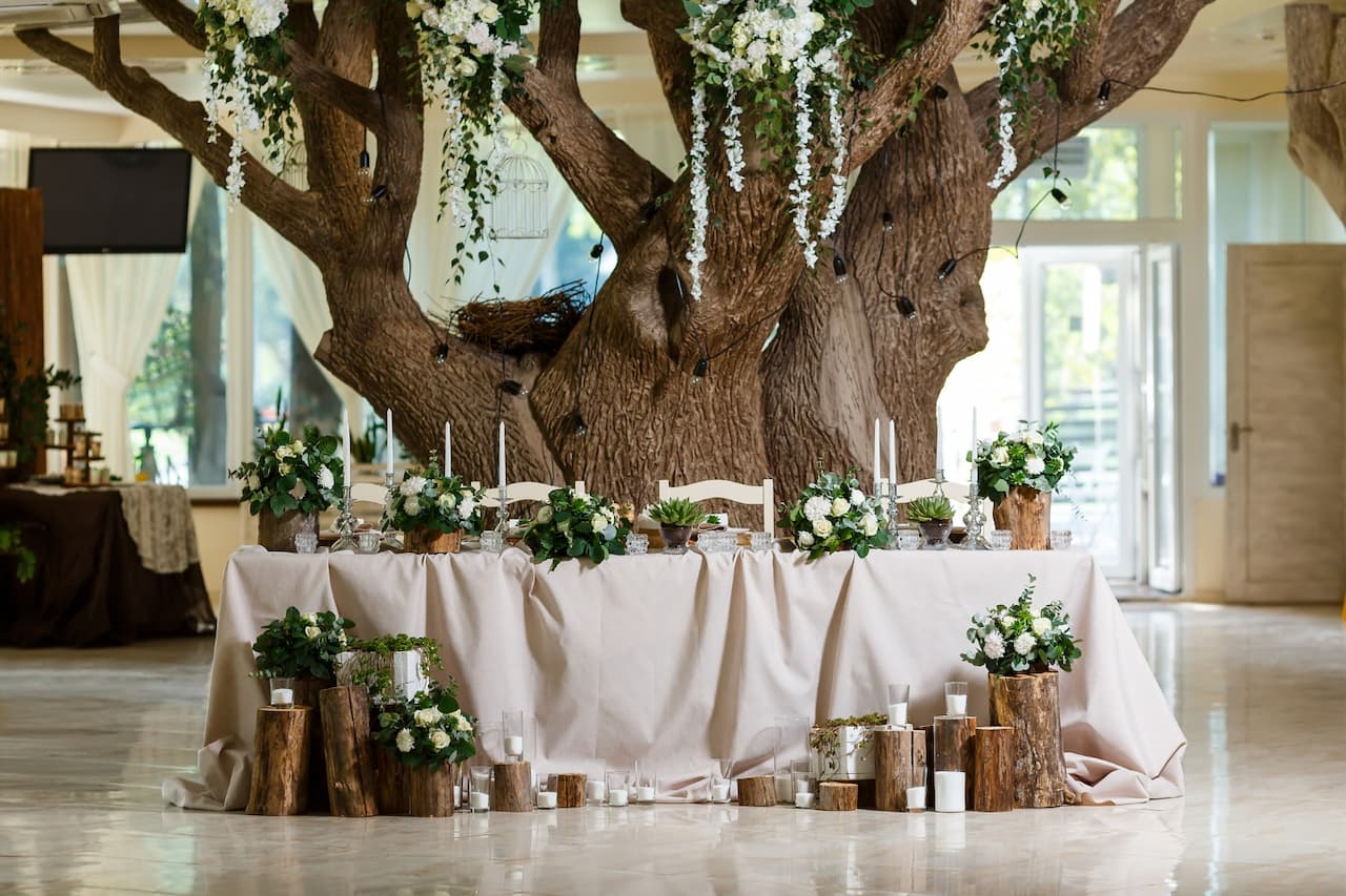 Réglage De La Table Avec Une Vaisselle élégante Sur Une Nappe Beige